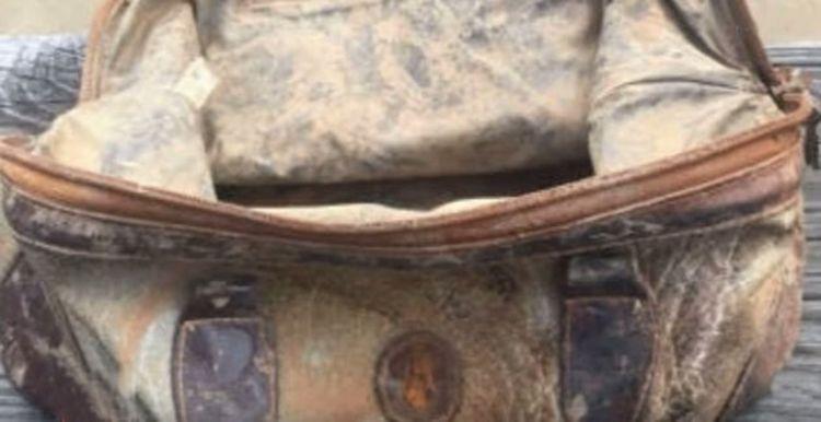 「」11岁少年钓鱼时拉起一个25年前包包，打开后，旁边的亲戚惊喜不已