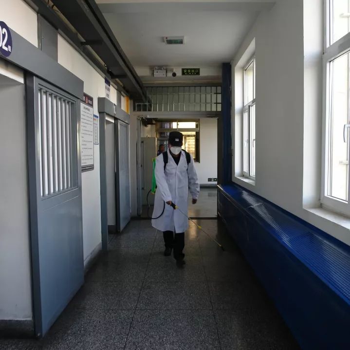 『肾结石』冠状病毒入侵人体之后，不一定会引起发烧，但是却会引发两种症状