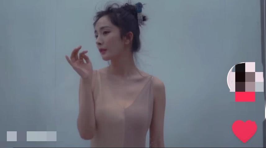 杨幂|杨幂胆肥了，只穿一层薄薄的“无痕裙”，分不清哪里是皮肤