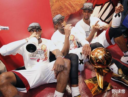 德维恩·韦德：热火13年27连胜期间，波什场均15.6分6板，而老詹和韦德是这数据！