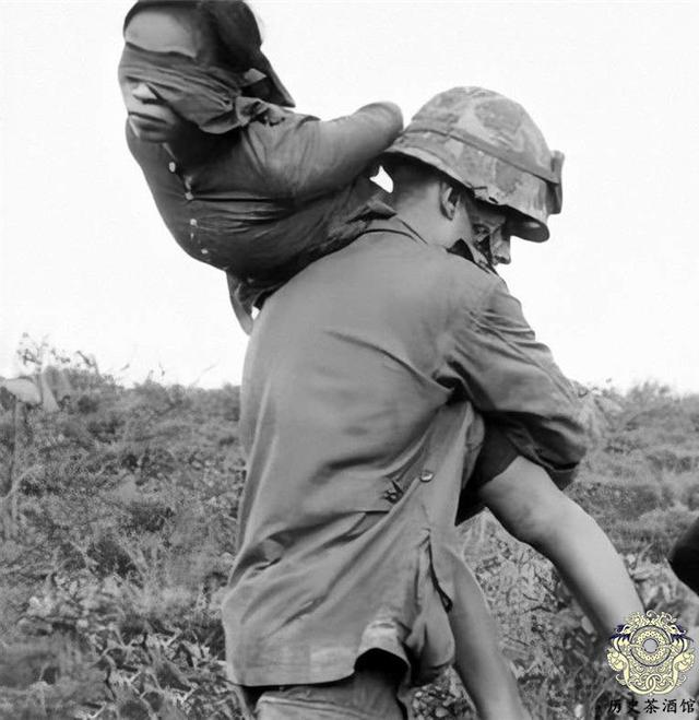 越战@越战期间的越南女兵老照片：善于伪装，图7女兵被美军蒙着眼抱走