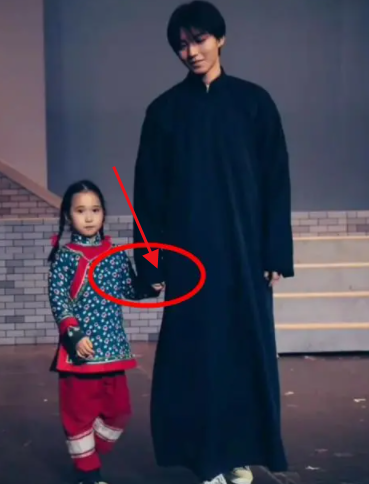 王俊凯|王俊凯“新女友”曝光，十指紧扣酸哭粉丝： 他未来一定很疼老婆