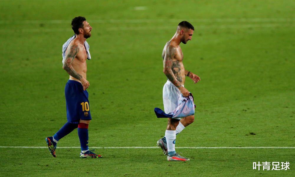 梅西|比赛结束,马上找梅西!欧冠前锋追星成功,换到原味球衣