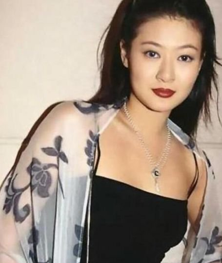 『陈宝莲』陈宝莲去世后,当年她刚出生的小孩被王菲收养了18年,他如今怎样了?