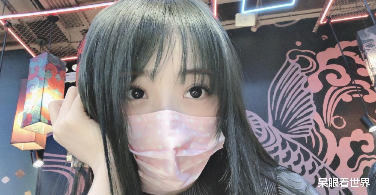 「小团团」可杰直播间被封后，小团团也出现重大失误，换装居然不拉拉链