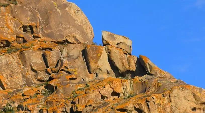 新疆维吾尔自治区 天山脚下的边陲小城，名气虽不及伊犁，但风景美如画