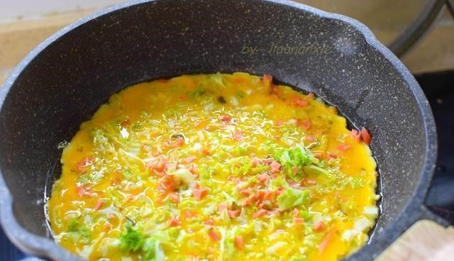 「蛋饼」不用面粉不加水，5个鸡蛋做张饼，搞定一家人早餐，营养好吃