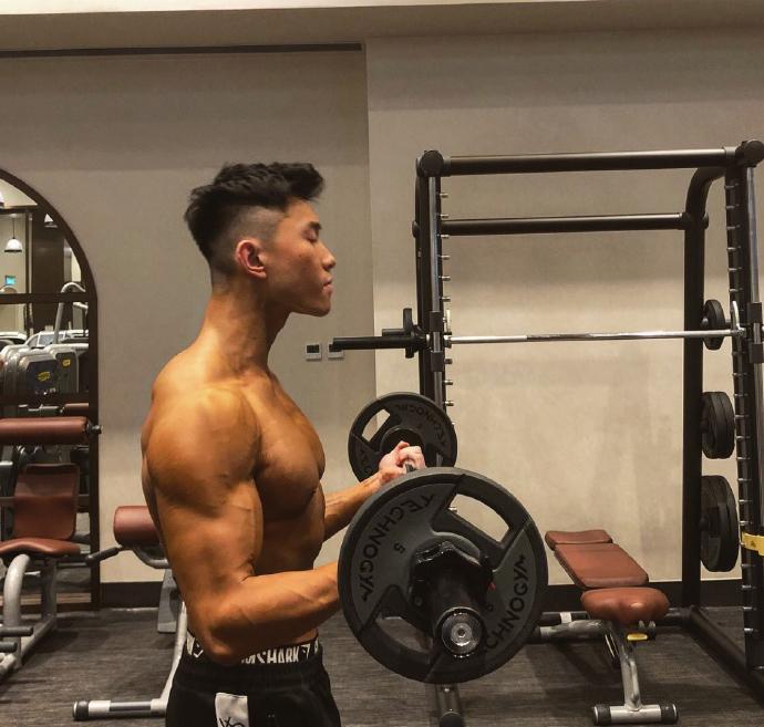 咸宁▲用四年时间雕刻出满身肌肉的00后，麒麟花臂，荷尔蒙爆棚