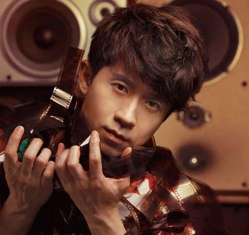 『光良』多次被网友质疑性取向？大方官宣恋爱，他们准备结婚了？