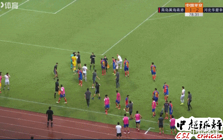 中超|中超再现超大规模冲突：外援向对手吐口水，比赛中断5分钟！