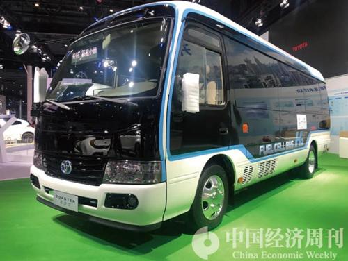 |来看进博会上的黑科技：和机器人打球，让它给你化妆……