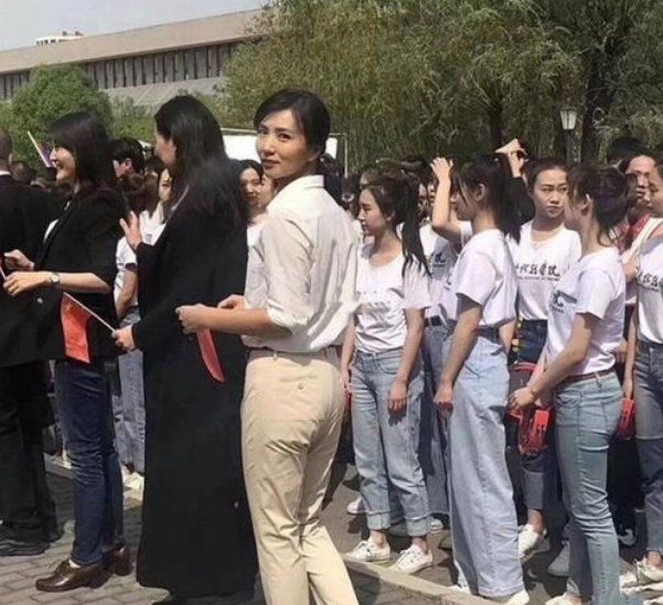 陈好|万人迷陈好一家外出，百亿老公长相英俊潇洒，三个孩子罕曝光