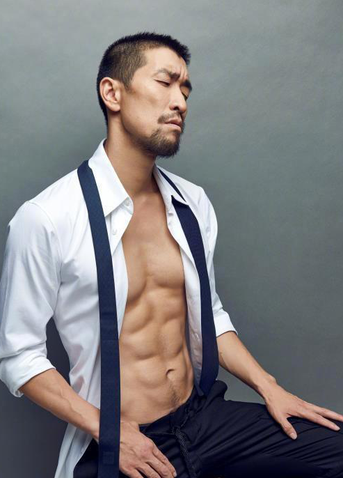 王千源|他是不可多得的好演员，父亲是国家一级演员，结婚多年妻子太低调