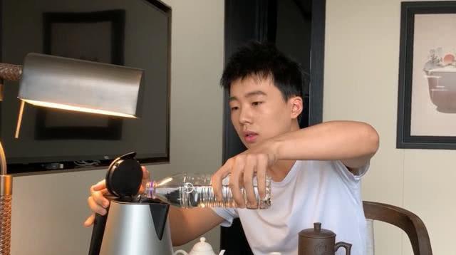 郭麒麟■郭麒麟星二代，富二代的人设，终究还是崩塌了