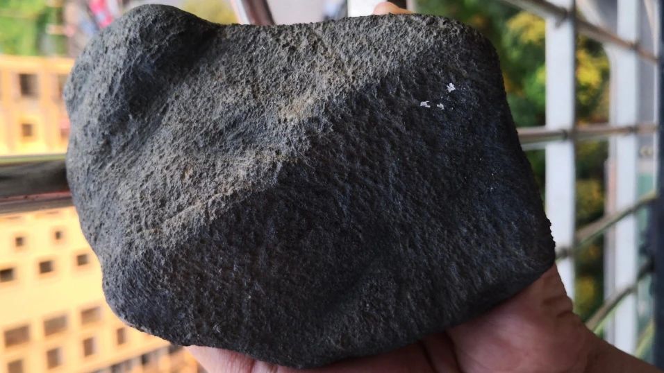 翡翠|什么是翡翠原石的翻砂？只看皮壳就花大价钱买翡翠原石靠谱吗？