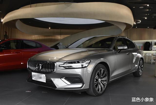 奥迪A4|最便宜豪华中级车来袭，2.0T+8AT，落地25万，还看啥奥迪A4！