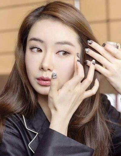 「眼霜」戚薇不小心晒出的“续命”眼霜，用后眼纹黑眼圈消失了，网友：平价爱马仕