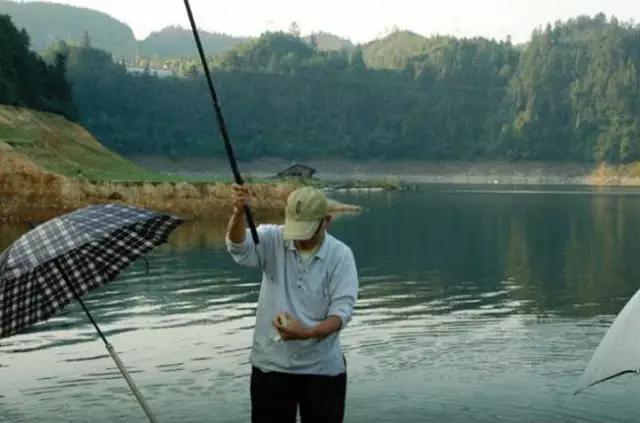 []不打牌，不跳舞，我的父亲是个钓鱼迷