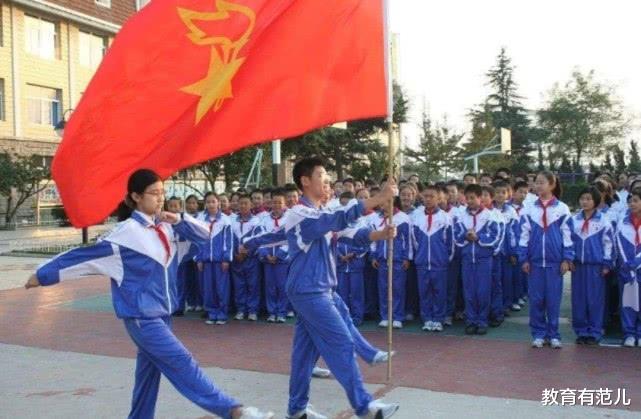 『』为什么高考不能穿“校服”？班主任一语道破“玄机”，原来如此！