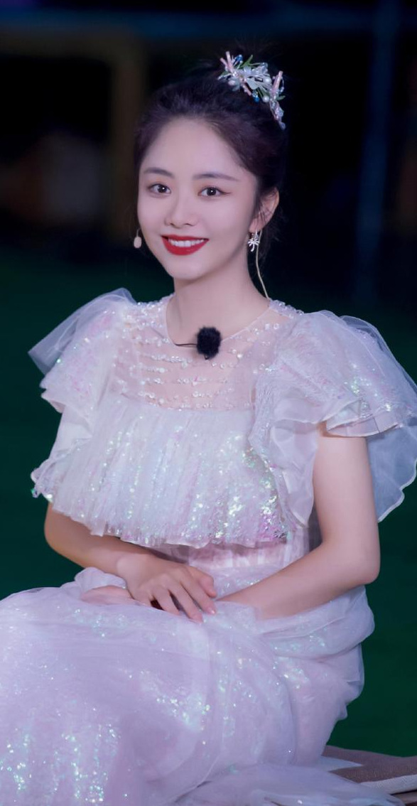 宋茜|谭松韵都30岁了？将玻璃糖纸穿在身上，现实版迪士尼在逃公主！
