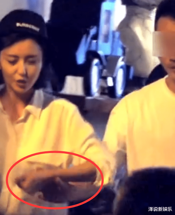 佟丽娅|佟丽娅牵手硬汉男生，陈思诚发博引热议，网友: 难以相信