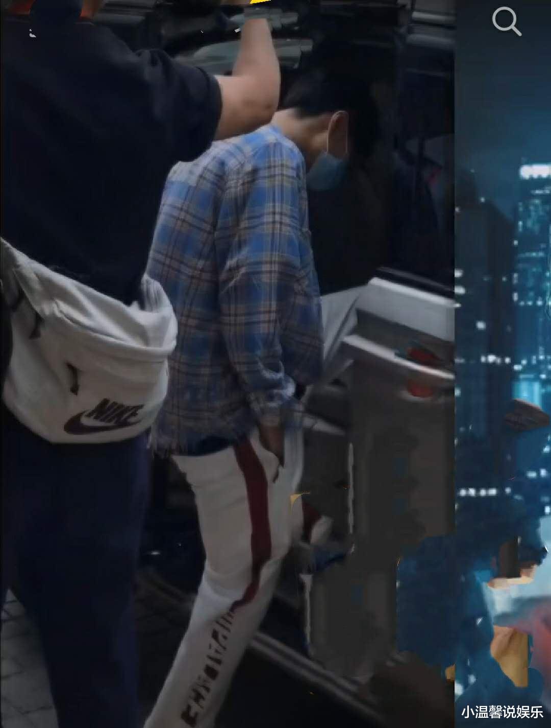 王一博▲王一博开始录制室内《天天》，表情搞笑被抓拍，结束后继续赶工