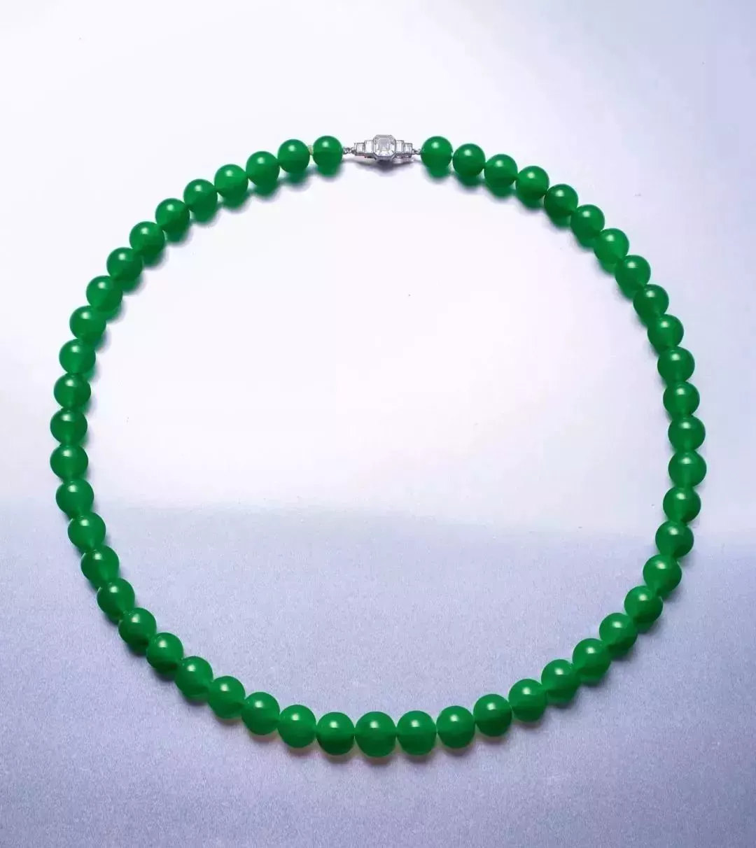 |翡翠原石开出满绿，不取手镯而车珠子，亏还是赚？