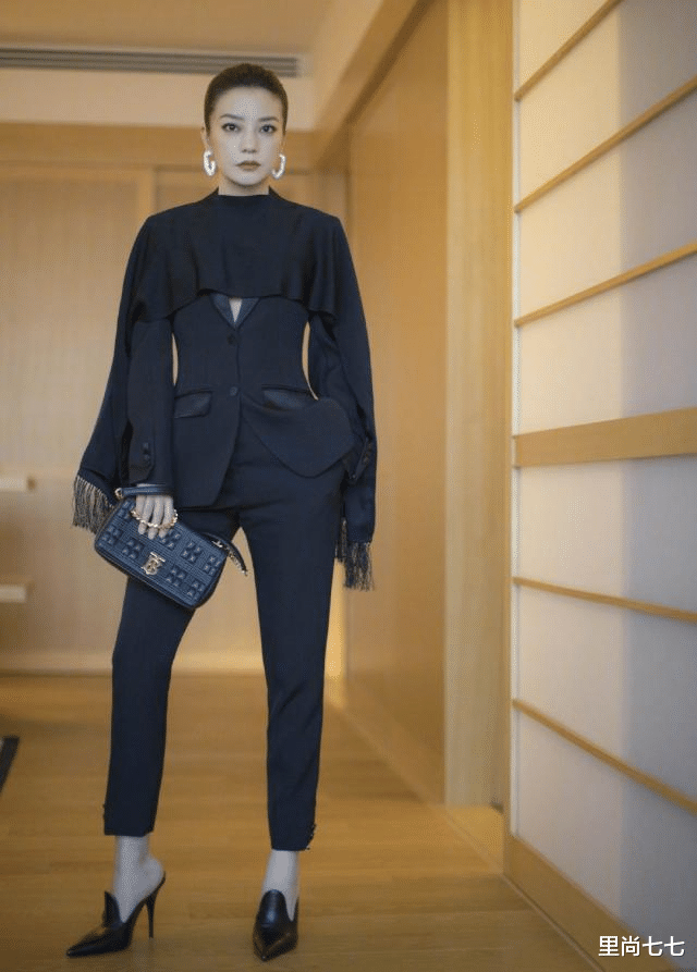 刘海@赵薇新造型撩起刘海做文艺女神，白衬衫搭黑发带，复古女郎风美爆