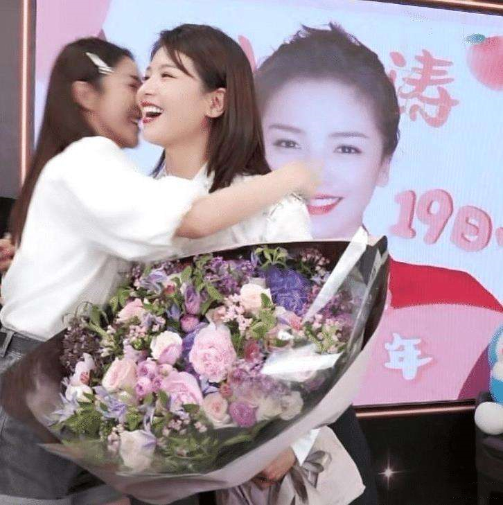 「李幼斌」?刘涛现身薇娅直播间,“意外”撞衫,9000元大牌能否碾压200元淘宝款