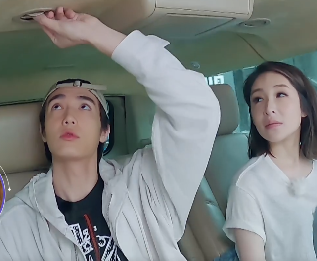 萧亚轩|萧亚轩穿短装，男友黄皓突然搭手上去，位置好隐晦，后期不剪掉合适吗