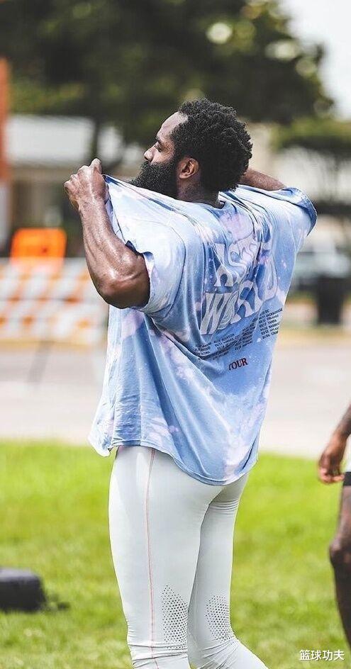 詹姆斯·哈登:仅89天 哈登威少变化巨大 一个壮如字母哥秀肌肉 一个瘦如流浪汉 藏危机