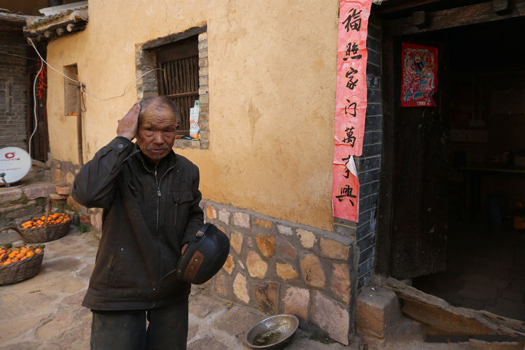 山东报道记|66岁老人一把屎一把尿将2养女养大，如今血独居百年老院成五保户