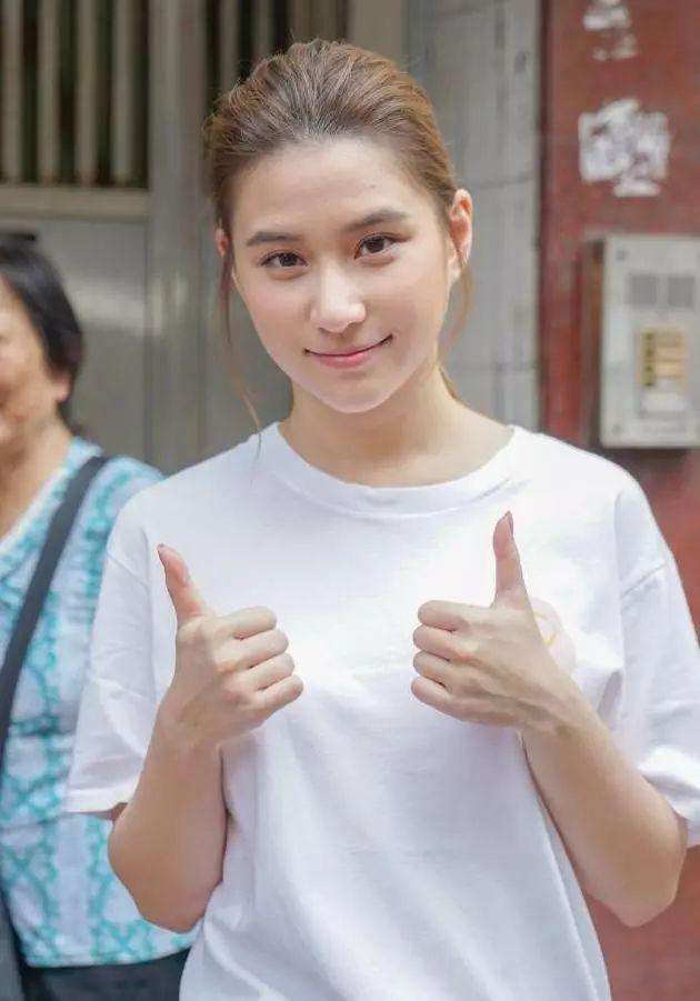 [牛津]何猷君讽刺三房子女捐钱进牛津，揭开了富豪孩子考名校的秘密：国外的大学更容易！