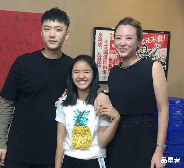 『李勒优』还记得变形计最美农村女孩李勒优吗？被富豪妈妈收养后，今成这样