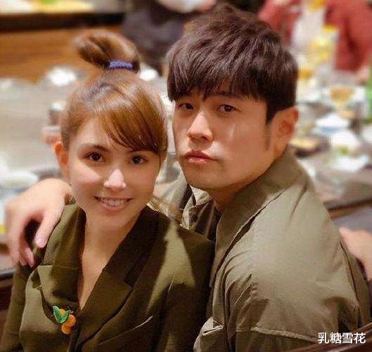 「周杰伦」周杰伦昆凌回娘家,女儿坐腿上,儿子坐地上,不愧是“宠女狂魔”