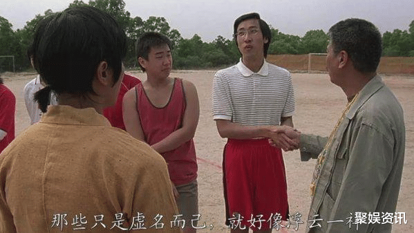 [周星驰]周星驰眼光真毒，那个电车上的“斯文败类”，才是真正的大神！