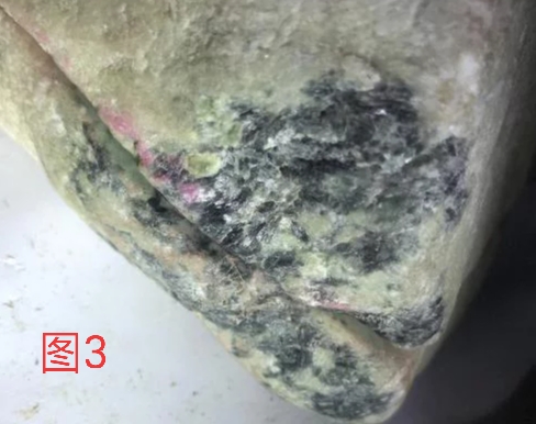 「翡翠」观皮识玉：玉皮是玉肉的外部表现，砂粒疏松种质嫩。