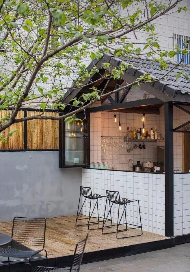 小院子中有个吧台，舒适又惬意