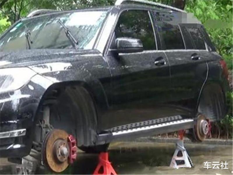 轮胎|奔驰去维修被偷开，醒来只剩1个轮胎，维修厂：没修好也得给钱！