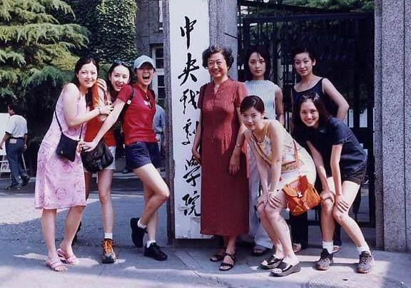 春晚|朱时茂26年前的春晚，有谁注意他身旁的女孩，如今火得一塌糊涂