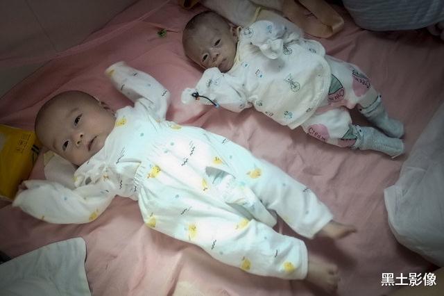 『医生』22岁女孩曾被医生判定无法生育，如今拼命产下双胞胎，却发现悲剧了
