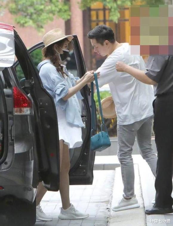 连衣裙|40岁安以轩挺大肚现身！白色连衣裙显瘦又温柔，双马尾似小姑娘