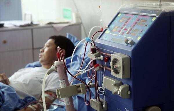 「尿毒症」48岁男子突发尿毒症，需终生透析，2件事做太多，肾承受不起