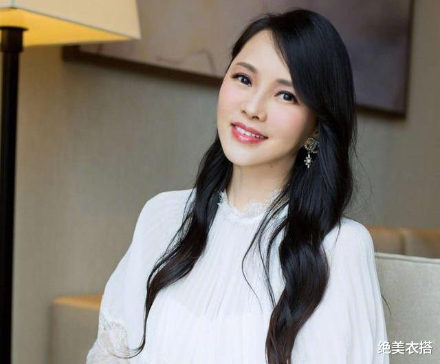 跑步▲50岁伊能静不惧岁月催老，身材宛若少女，坦言：瘦身干货就这两点