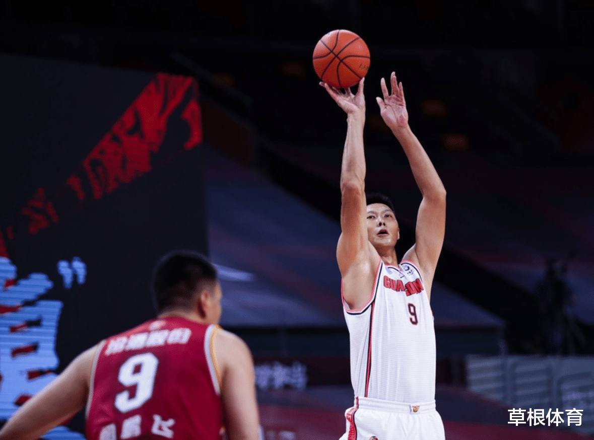 「周琦」37分钟22+15、21分钟18+10,或许这就是周琦和易建联的差距