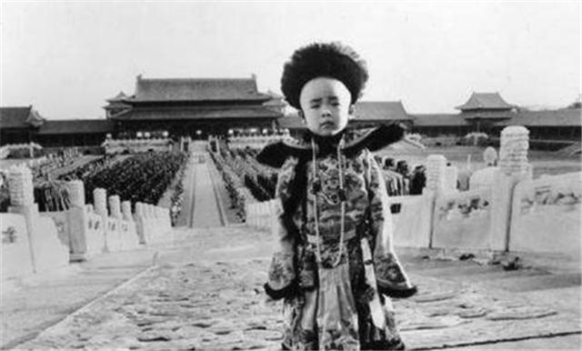 溥仪|溥仪自述:为何新婚之夜我对两新娘毫无兴趣