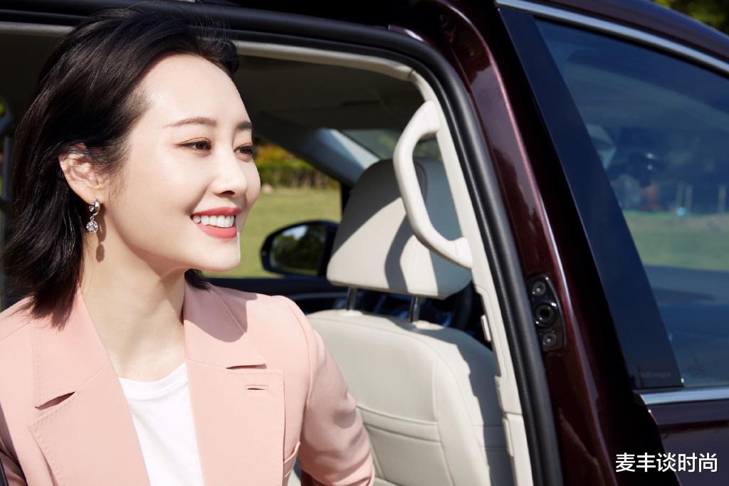 『高跟鞋』李纯真拼，穿高跟鞋脚背都是垂直的，配粉色西装成霸气女总裁