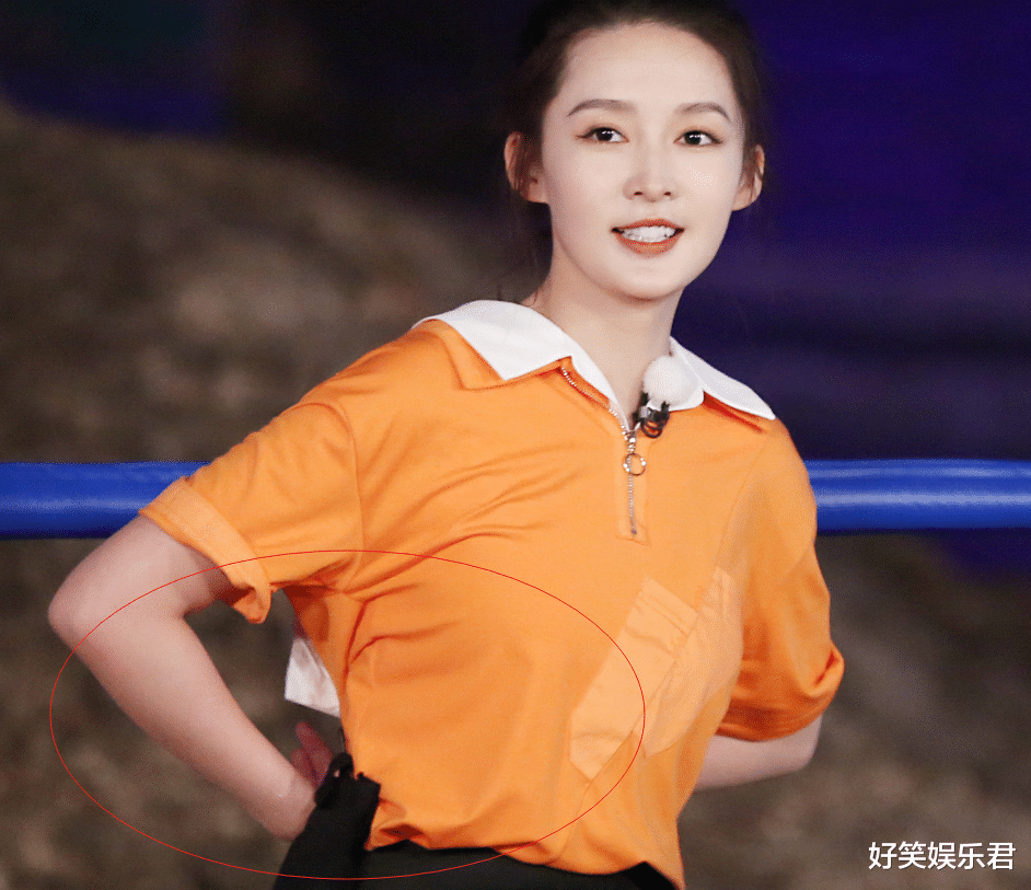 李沁|李沁录制跑男,在游戏环节发现领口拉的太大,处理方式从容不迫