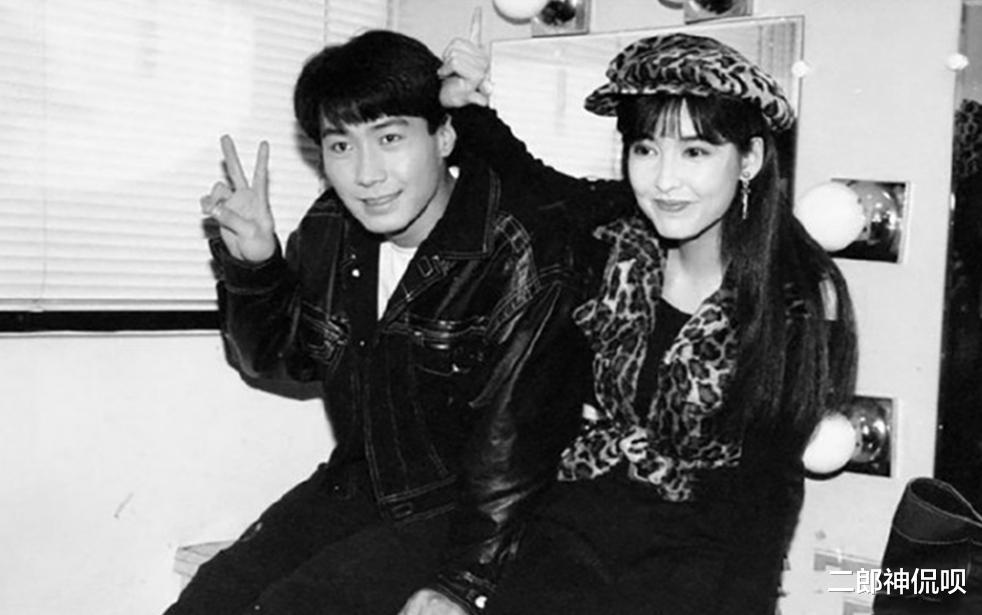 李小龙|无法重拍的瞬间:抱沙袋的周星驰,玩手机的宋江,搂李小龙脖子的“肥肥”