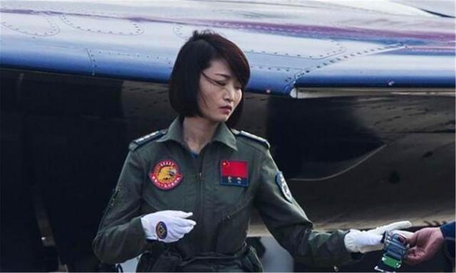 #女飞行员#中国首位歼10女飞行员,因跳伞失败牺牲,葬礼上36万群众自发送别